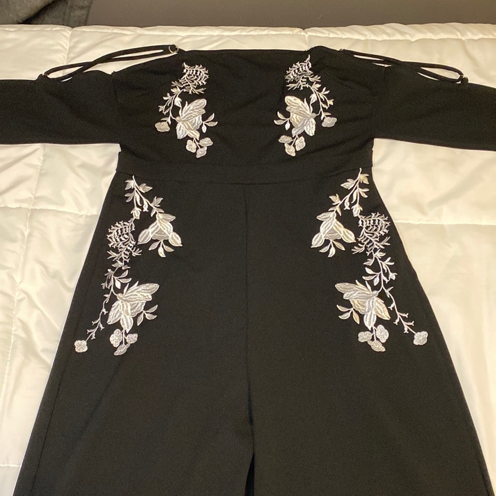 Black fashion nova floral romper 🖤🤍🪷